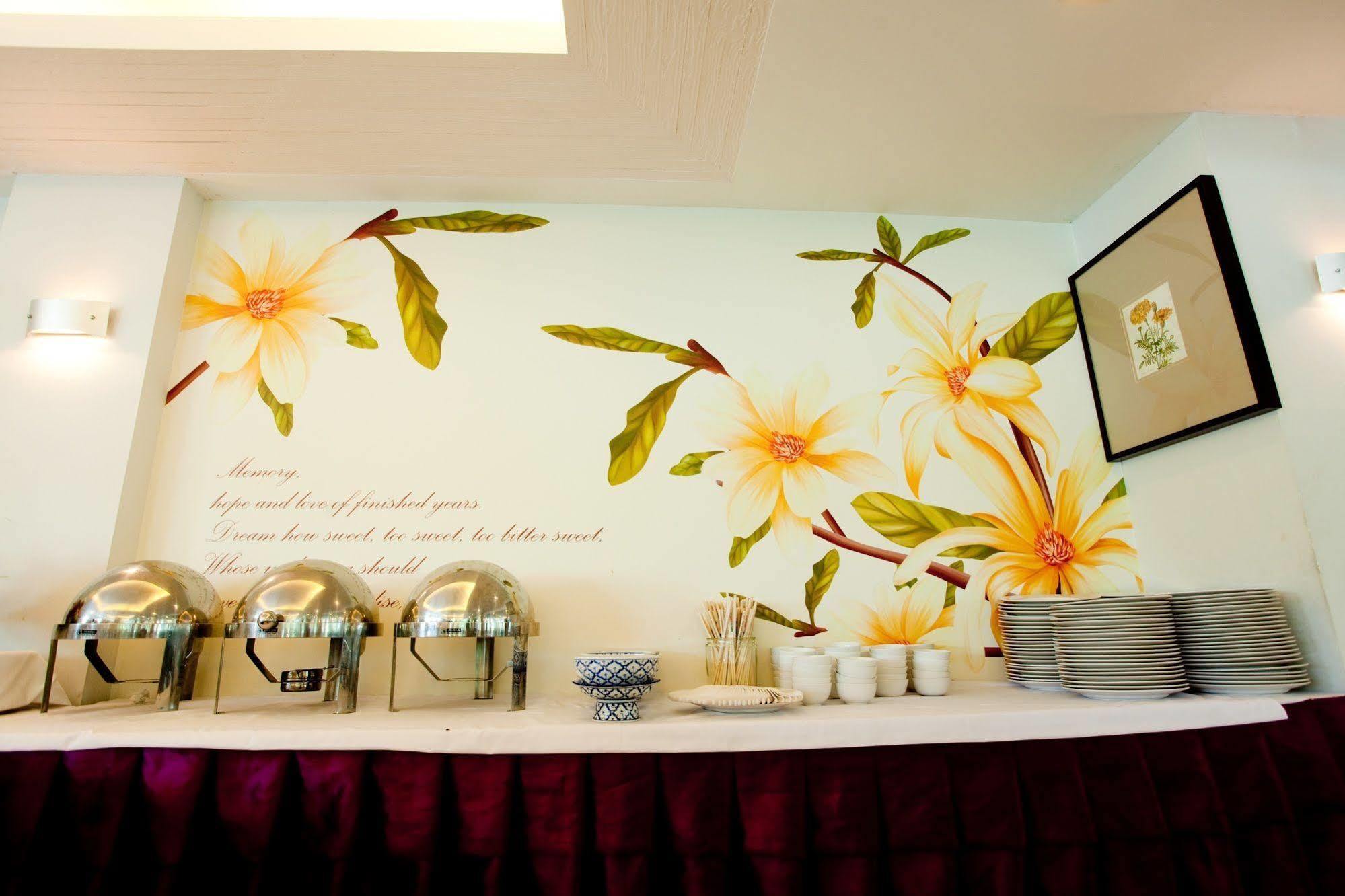 The Platinum Suite Bangkok Exterior foto
